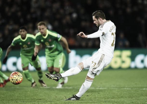 Sigurdsson en el gol de penalti. Foto: Getty Images