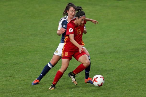 Silvia Meseguer pugna por un balón con una jugadora escocesa | Foto: UEFA