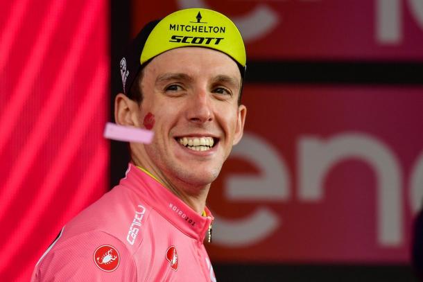 Simon Yates (Mitchelton-Scott) en el pódium del Gran Sasso d'Italia | Foto: Giro de Italia
