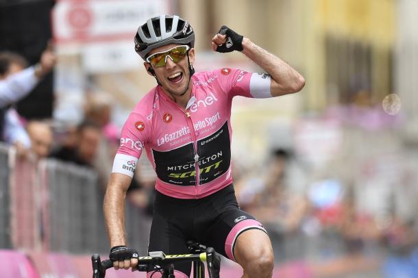 Simon Yates celebrando su victoria en Osimo | Foto: Giro de Italia
