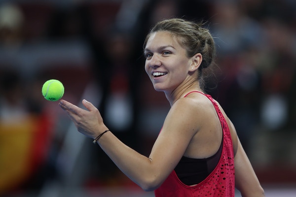 Simona Halep celebrates her win over Sharapova - the first of her career | Photo: Lintao Zhang/Getty Images AsiaPac