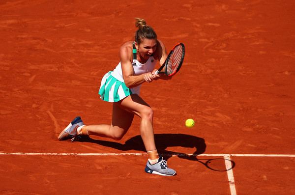 Simona Halep reaches out for a backhand during her quarterfinal thriller against Svitolina | Photo: Clive Brunskill/Getty Images Europe