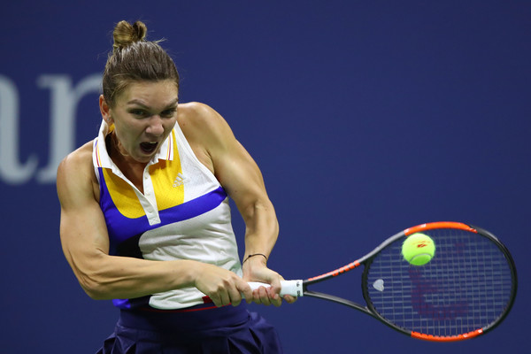 Simona Halep hits a backhand during her first-round match against Maria Sharapova at the 2017 U.S. Open. | Photo: Clive Brunskill/Getty Images