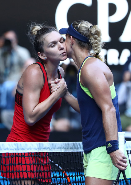 The pair met for a nice handshake at the net after their thriller | Photo: Mark Kolbe/Getty Images AsiaPac