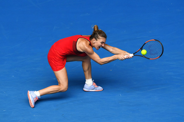 Simona Halep retrieves a backhand shot | Photo: Quinn Rooney/Getty Images AsiaPac