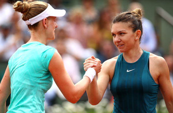 The players met at the net for a nice exchange after the match | Photo: Cameron Spencer/Getty Images Europe