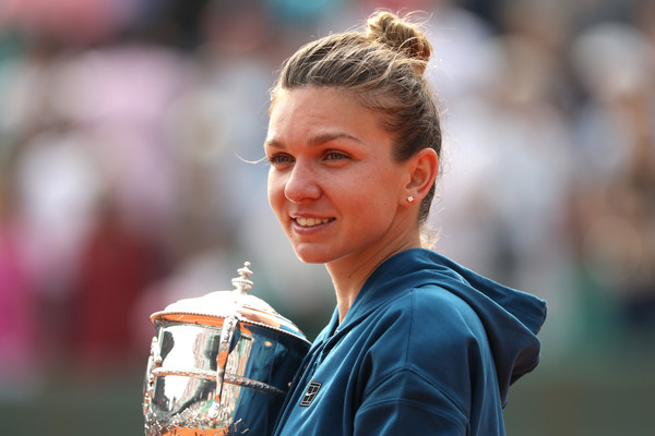Simona Halep alongside her French Open trophy | Photo: Matthew Stockman/Getty Images Europe