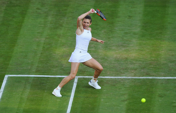 Simona Halep hits a forehand during the match | Photo: Shaun Botterill/Getty Images Europe