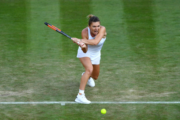 Simona Halep hits a backhand during the match | Photo: Shaun Botterill/Getty Images Europe