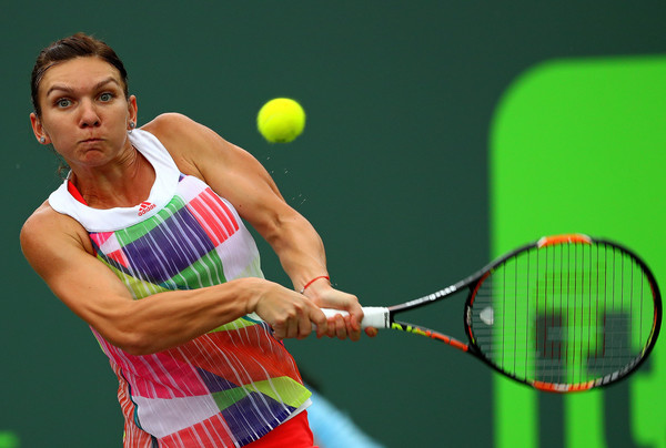 Simona Halep strikes a backhand at the Miami Open | Photo: Mike Ehrmann/Getty Images