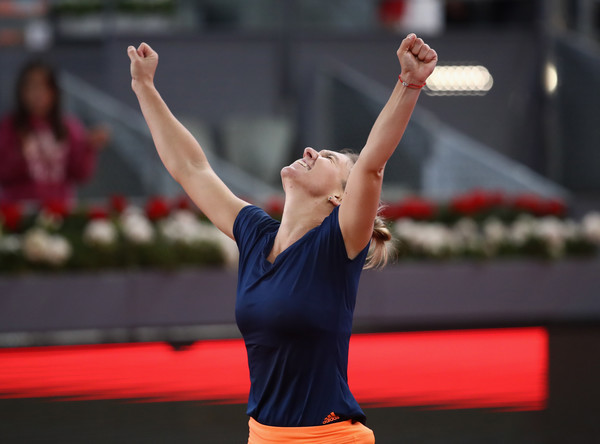 Simona Halep raises her hands in delight after sealing the title | Photo: Julian Finney/Getty Images Europe