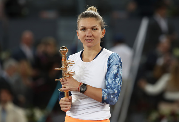 Simona Halep poses along with their Mutua Madrid Open trophy, her only title of the year | Photo: Julian Finney/Getty Images Europe
