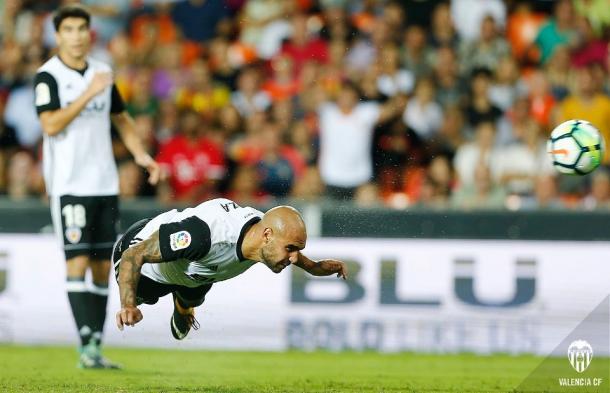 Simone Zaza volando con su espectacular plancha en el partido en Mestalla. Fuente: Valencia CF.