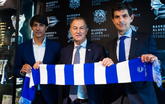 El nuevo entrenador, Giani de Biasi, junto a Alfonso Fernández de Trocóniz y Sergio Fernández. Fuente: twitter del Deportivo Alavés