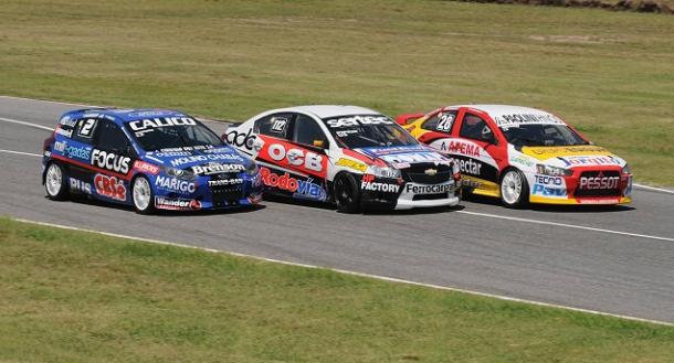 Moriatis, Pipkin y Bessone transitando la recta principal del Roberto Mouras de La Plata. Foto: APAT.