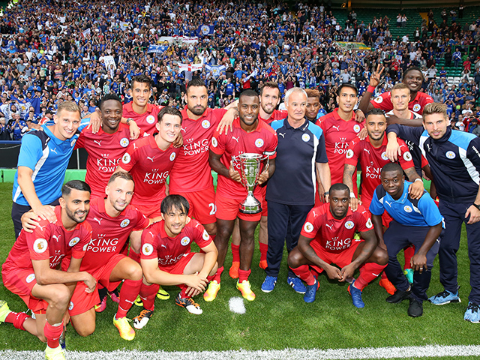 Los jugadores del Leicester con el trofeo de ganador del partido | LCFC
