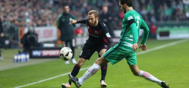 Suttner despeja el balón ante un jugador del Bremen | Foto: FC Ingolstadt