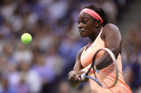 Sloane Stephens hits a backhand during her semifinal encounter with Venus Williams | Photo: Matthew Stockman/Getty Images North America