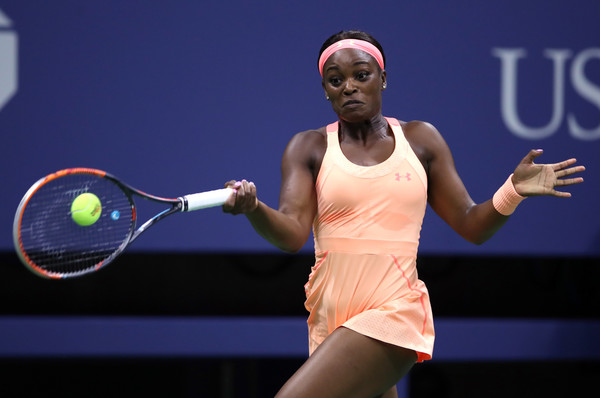 Sloane Stephens hits a forehand during her semifinal match against Venus Williams at the 2017 U.S. Open. | Photo: Matthew Stockman/Getty Images