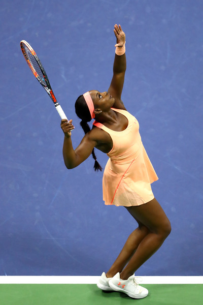 Sloane Stephens hits a serve during her semifinal match against Venus Williams at the 2017 U.S. Open. | Photo: Al Bello/Getty Images