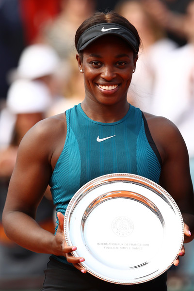 Sloane Stephens alongside her runner-up trophy in Paris | Photo: Cameron Spencer/Getty Images Europe