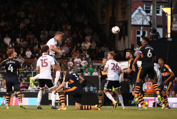 Momento em que Smith sobe para marcar primeiro gol da temporada (Foto: Divulgação/Fulham FC)