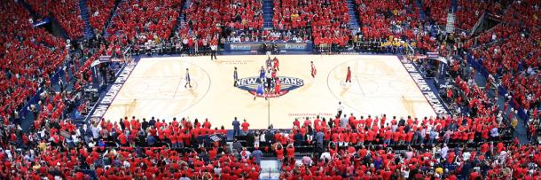 El Smoothie King Arena en un partido de Playoffs en 2015, entre Pelicans y Warriors / Foto: smoothiekingcenter.com