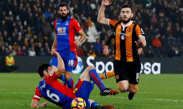 O lance em que Robert Snodgrass, do Hull City, teria simulado um pênalti contra o Crystal Palace na última temporada (Foto: Lee Smith/Reuters)