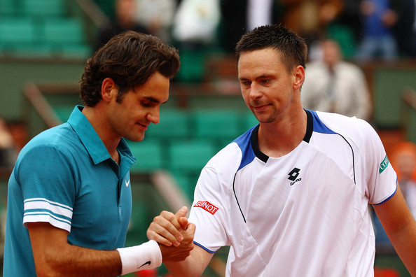 Soderling (right) shakes hands with Roger Federer after defeating the Swiss at the 2009 French Open. Photo: Clive Brunskill/Getty Images