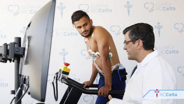 Sofiane pasando la revisión médica con el Celta | Fuente: RC Celta