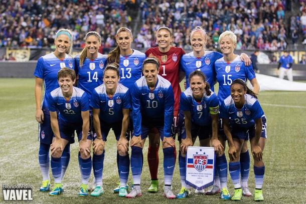 Hope Solo (center, in red) with the US Women's national team prior to kickoff at CenturyLink Field in Seattle, WA during the 2015 Victory Tour | Source: Brandon Farris - VAVEL USA