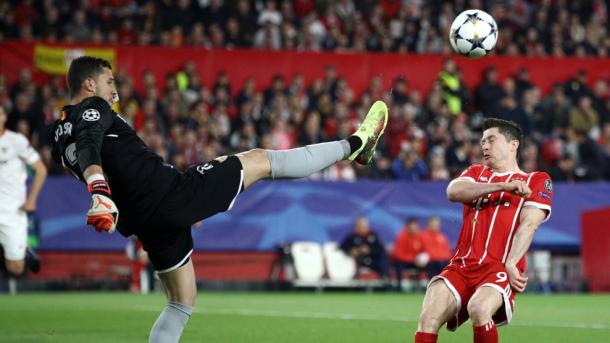 Soria despeja ante Lewandowski. | UEFA.com