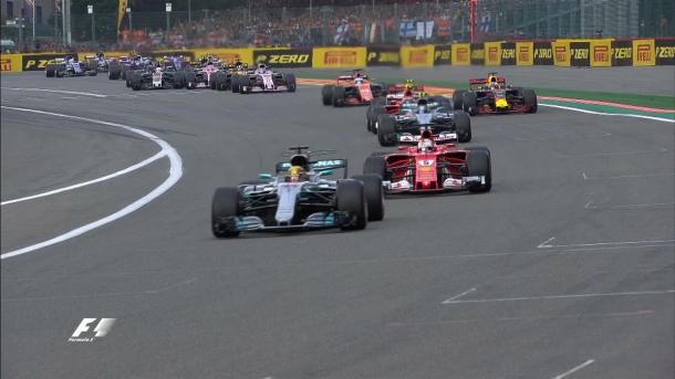 Hamilton largou bem e manteve a ponta (Foto: Divulgação/F1)