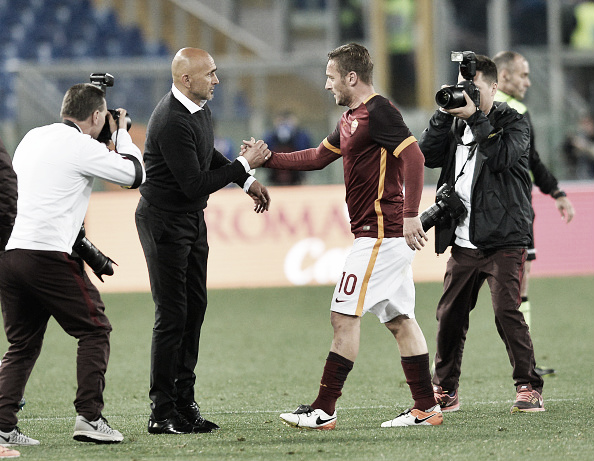 Spaletti cumprimenta Totti após os dois gols do capitão na vitória sobre o Torino (Foto: Getty Images)