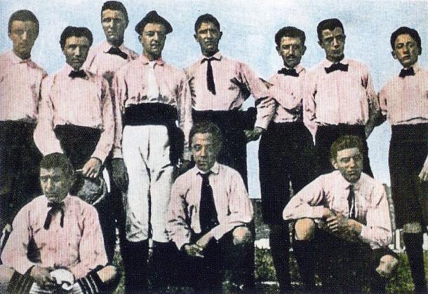 Los fundadores / futbolistas de la Juventus F. C. con la primera indumentaria del club.| Imagen: Wikipedia
