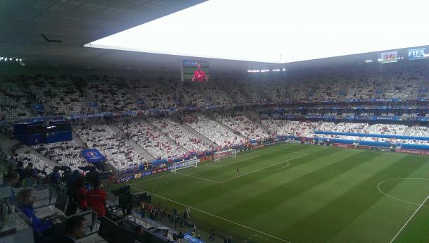 Stade de Bordeaux is filling up | Photo: @ChrisWathan/Twitter