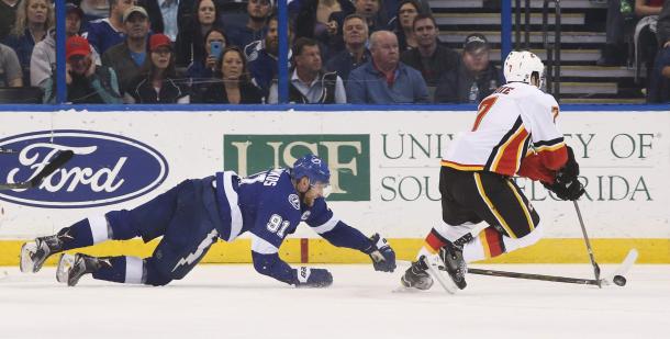 Steven Stamkos stretches for a win, but comes up short vs the Calgary Flames. (Photo: tampabay.com)