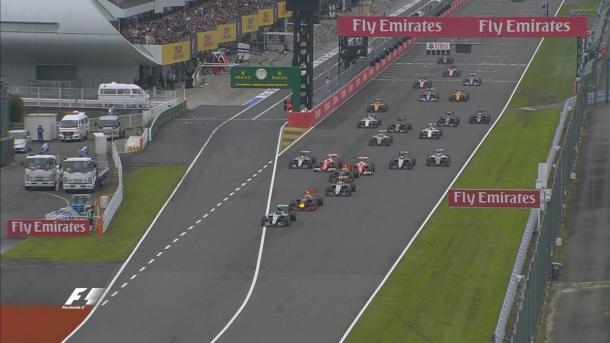 Enquanto Rosberg largou bem, Hamilton caiu para oitavo na primeira curva (Foto: Divulgação/F1)