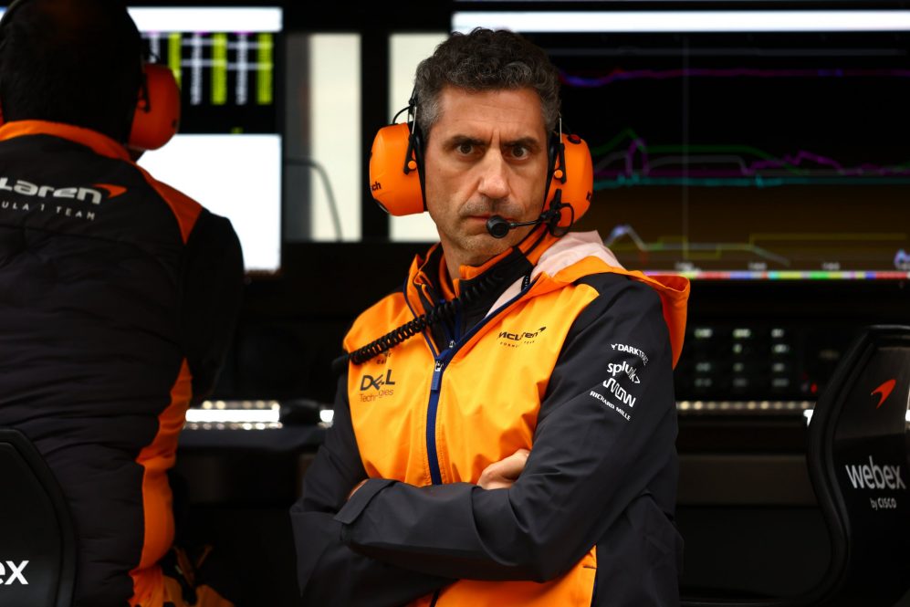 Andrea Stella en el box de McLaren. Vía Formula 1 Official Site