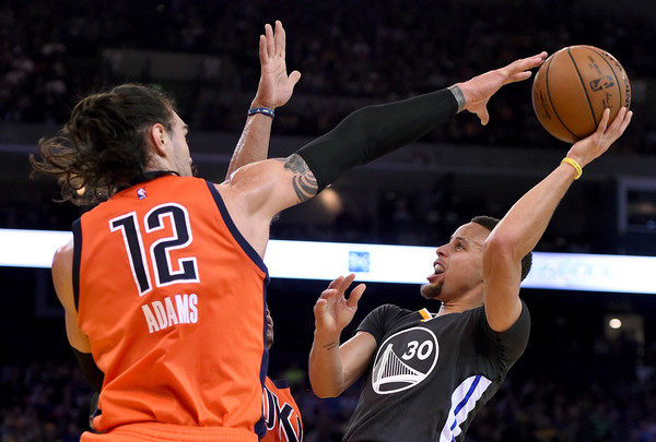 Steven Adams blocks Curry's shot Photo: Getty Images