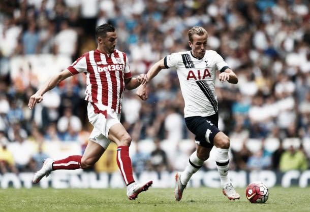 Geoff Cameron chases Harry Kane earlier on in the season. | Photo: Julian Ferry/Getty Images. 