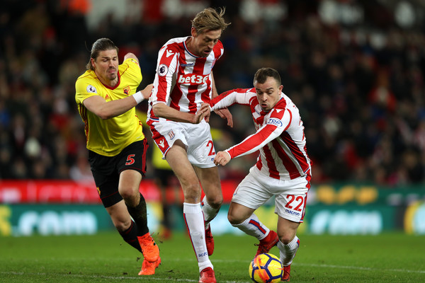Crouch protege a Shaquiri ante Prodl. Foto: Getty Images