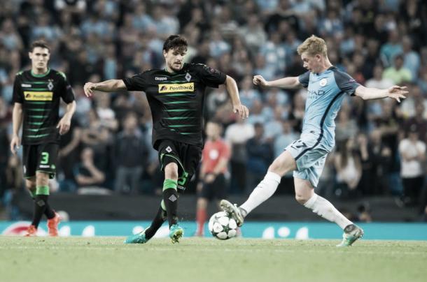De Bruyne y Strobl pugnan por un balón en el partido de la primera vuelta | Fuente: Borussia Mönchengladbach