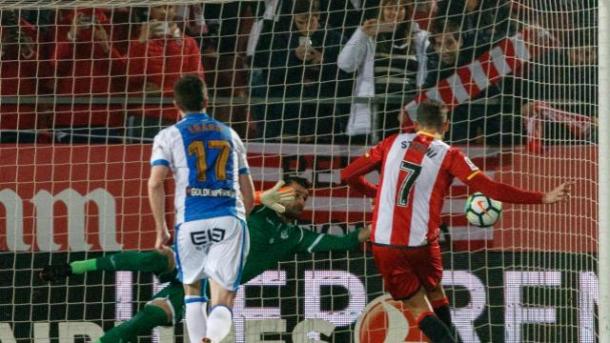 Stuani convierte el penalti que significó el 1-0 | Foto: La Liga