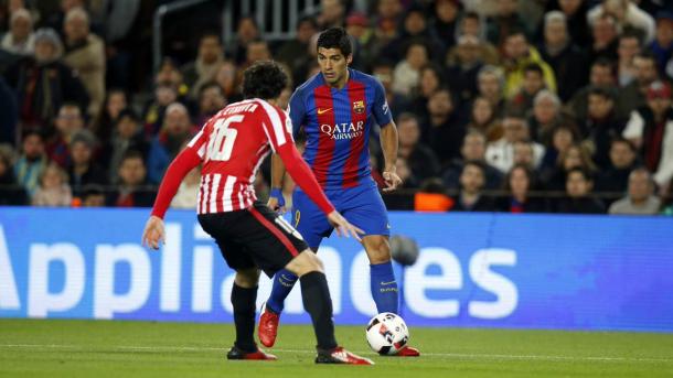 Suárez intenta marcharse de Etxeita | Foto: FCB
