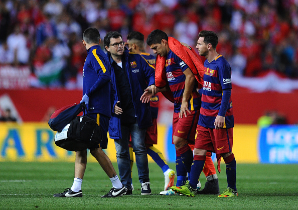 Luis Suarez limps off the field during the Copa Del Rey Final. | Photo: Getty Images