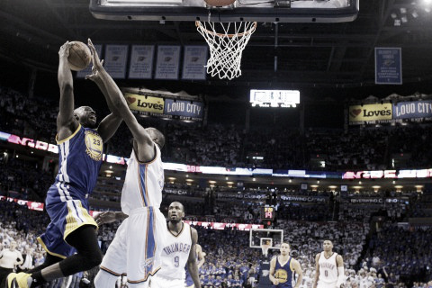 Kevin Durant goes way up to block the shot attempt of Draymond Green. (Sue Ogrocki, AP)