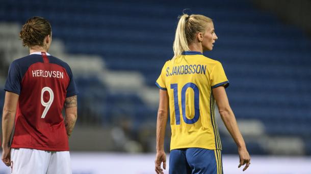 Isabell Herlovsen de Noruega - Sofia Jakobsson de Suecia | Fuente: FIFA