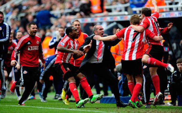 The Sunderland bench celebrate wildly during their emphatic away win. (Photo: Caught Offside)