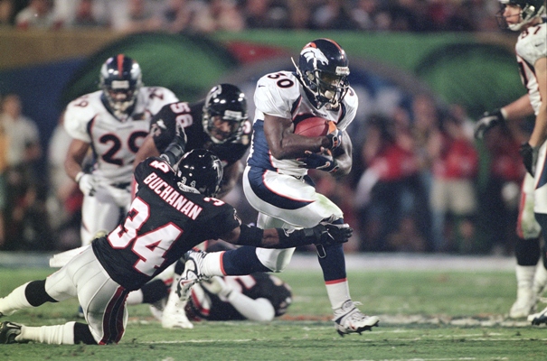 O running back Terrell Davis passa pela defesa dos Falcons no Super Bowl XXXIII (Foto: Getty Images)